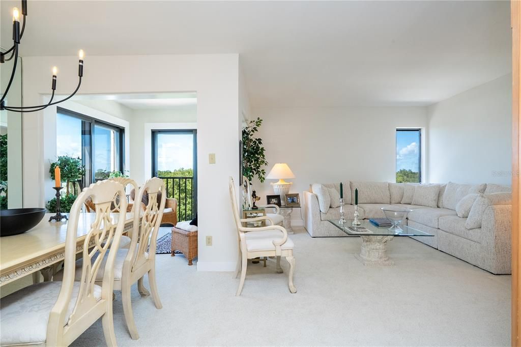 For Sale: $631,400 (2 beds, 2 baths, 1057 Square Feet)