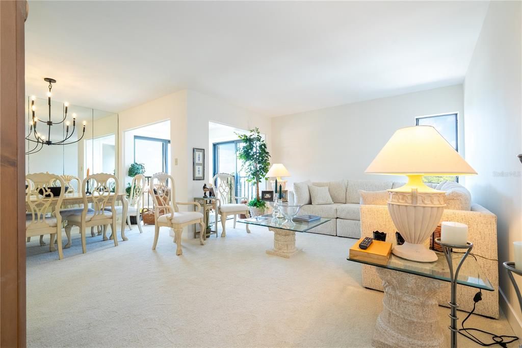 For Sale: $631,400 (2 beds, 2 baths, 1057 Square Feet)