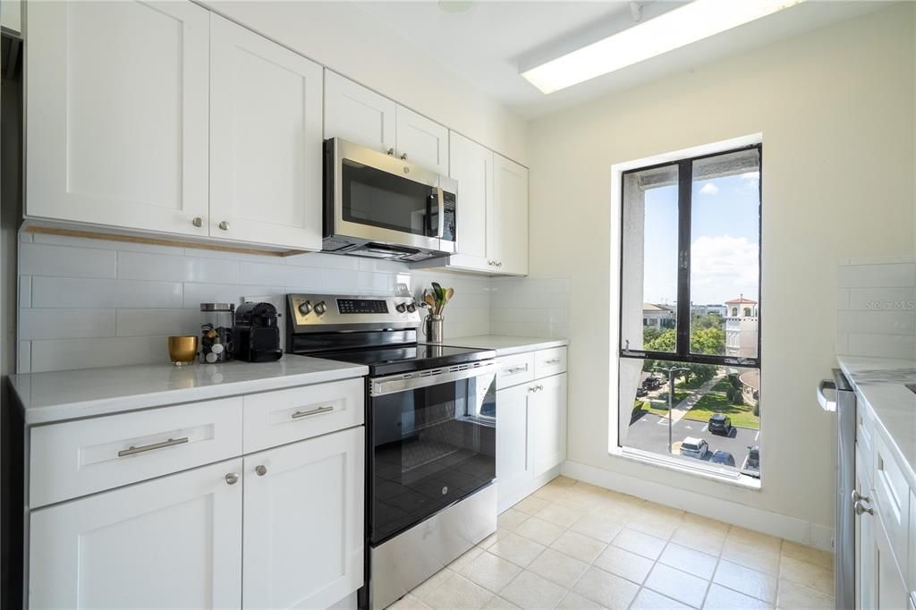 For Sale: $631,400 (2 beds, 2 baths, 1057 Square Feet)