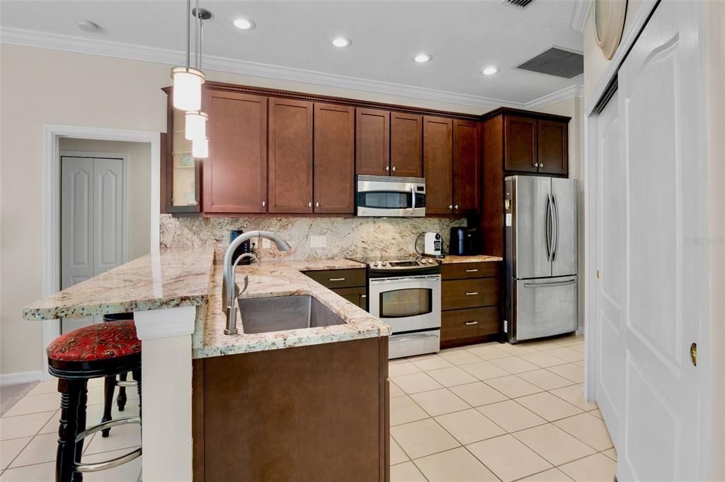 Под контрактом: $599,000 (3 спален, 2 ванн, 1945 Квадратных фут)