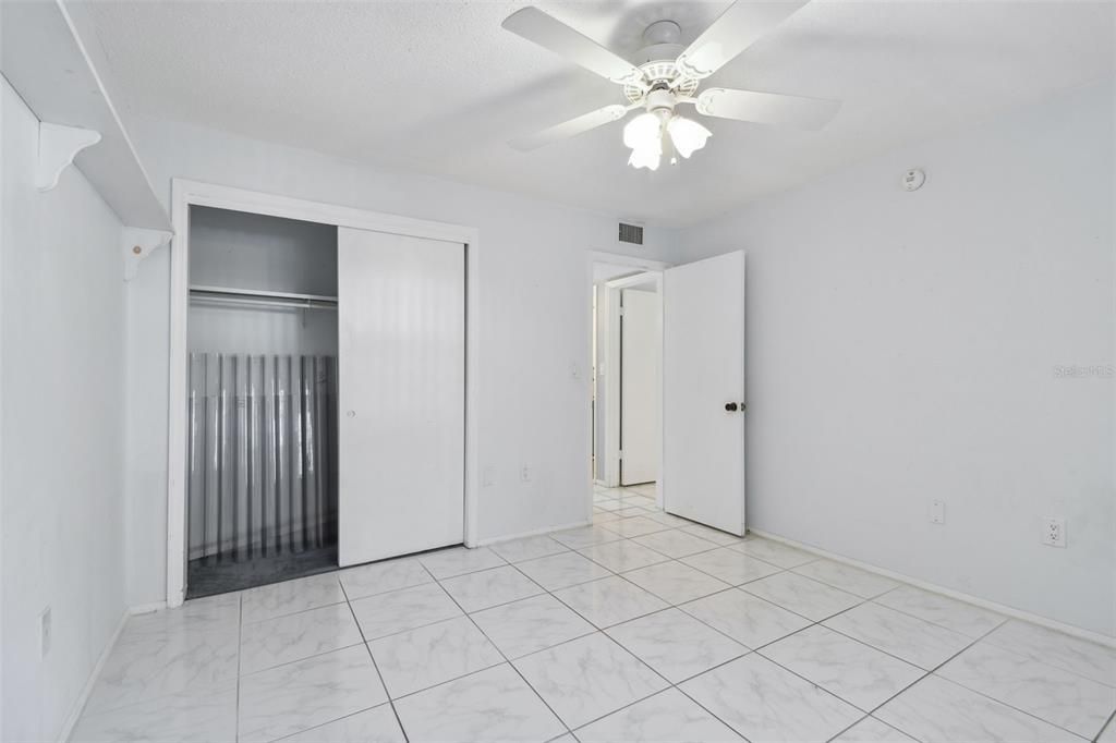 For Sale: $138,000 (2 beds, 1 baths, 915 Square Feet)