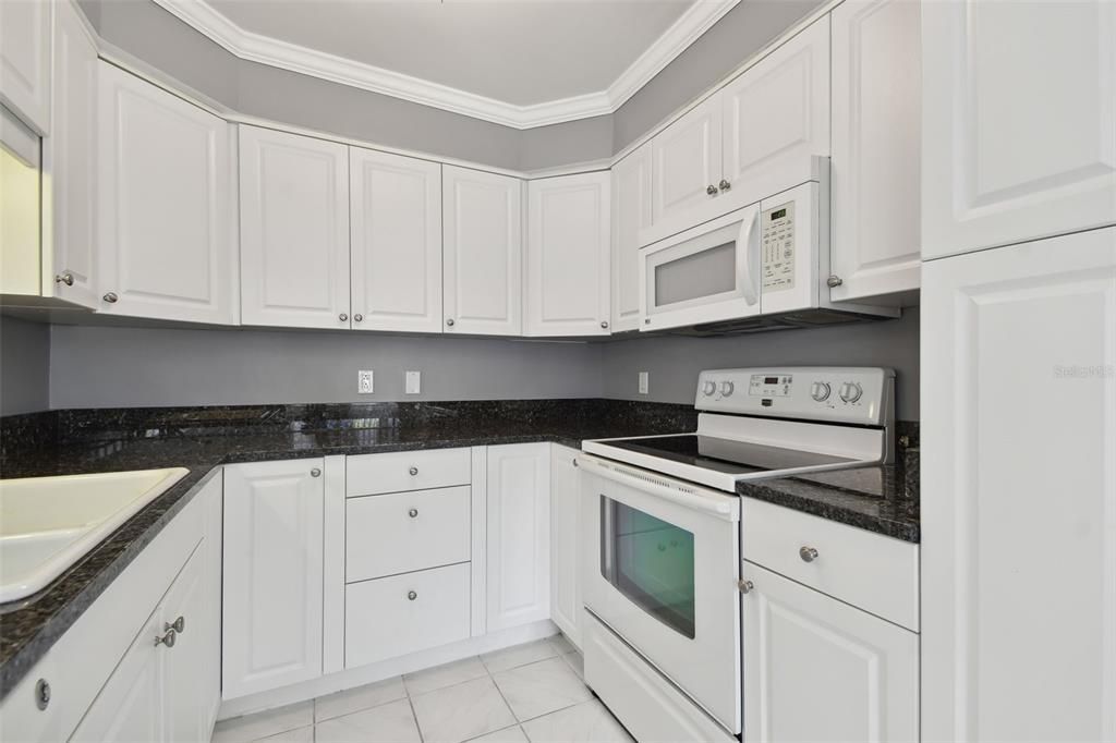 For Sale: $138,000 (2 beds, 1 baths, 915 Square Feet)