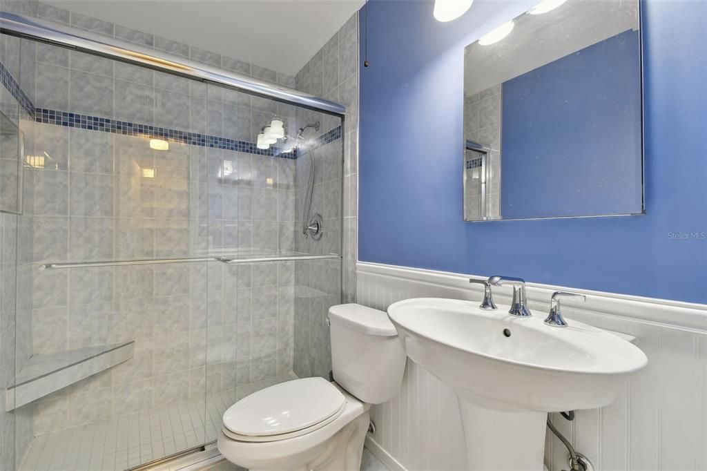 For Sale: $138,000 (2 beds, 1 baths, 915 Square Feet)