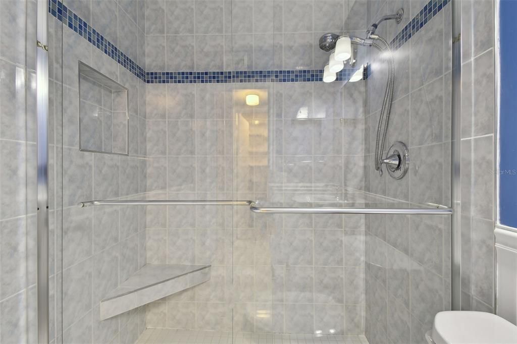 For Sale: $138,000 (2 beds, 1 baths, 915 Square Feet)