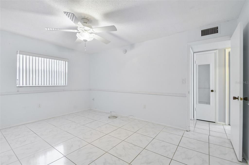 For Sale: $138,000 (2 beds, 1 baths, 915 Square Feet)