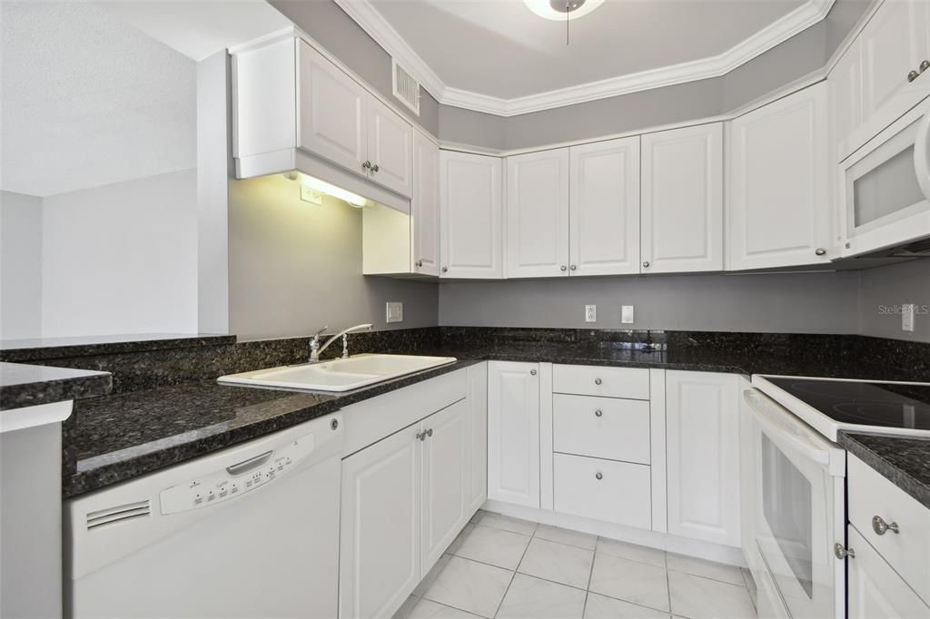 For Sale: $138,000 (2 beds, 1 baths, 915 Square Feet)