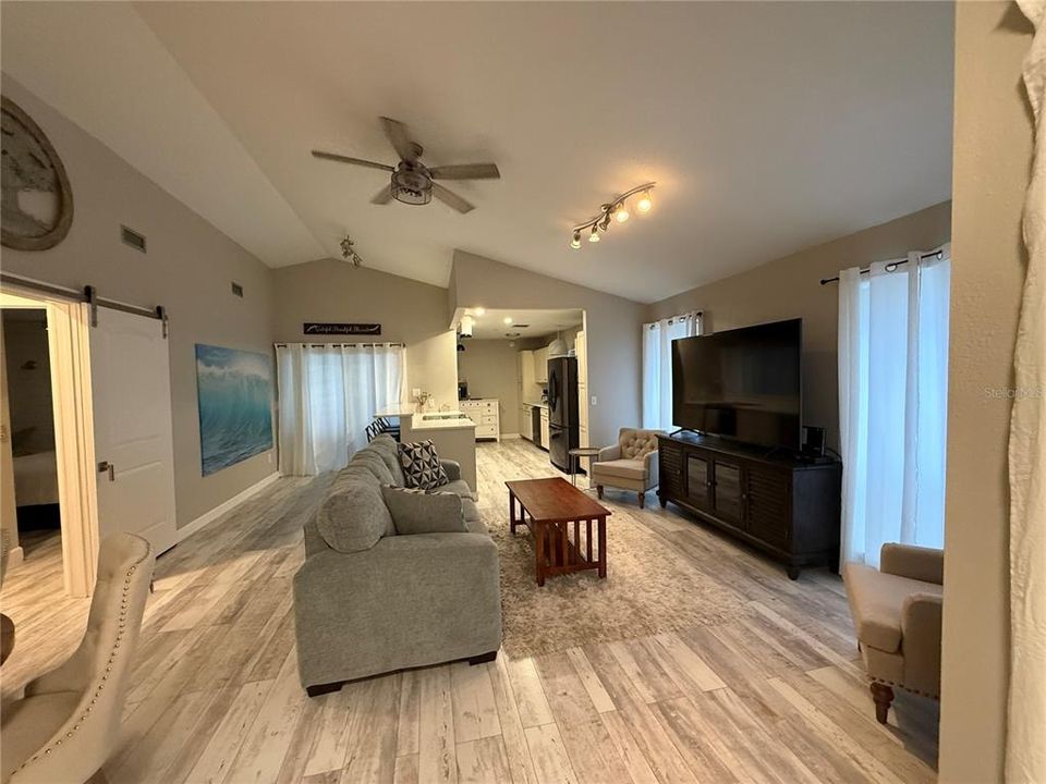 Active With Contract: $2,900 (3 beds, 2 baths, 1389 Square Feet)