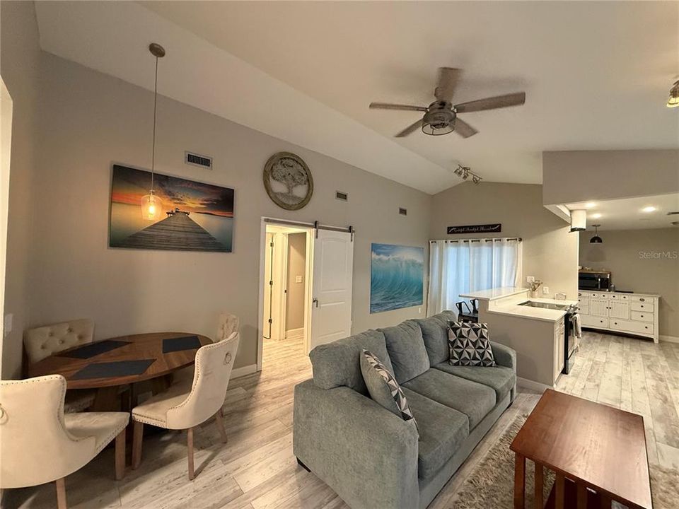 Active With Contract: $2,900 (3 beds, 2 baths, 1389 Square Feet)