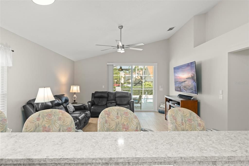 Под контрактом: $509,000 (4 спален, 2 ванн, 2045 Квадратных фут)