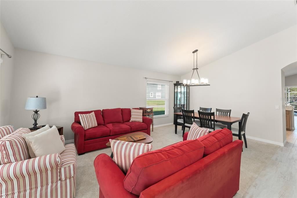 Под контрактом: $509,000 (4 спален, 2 ванн, 2045 Квадратных фут)