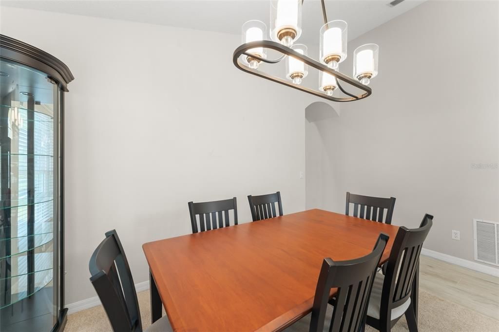 Под контрактом: $509,000 (4 спален, 2 ванн, 2045 Квадратных фут)