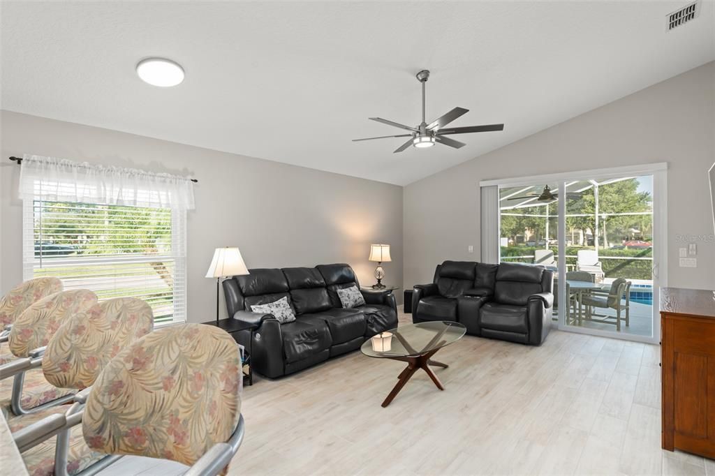 Под контрактом: $509,000 (4 спален, 2 ванн, 2045 Квадратных фут)