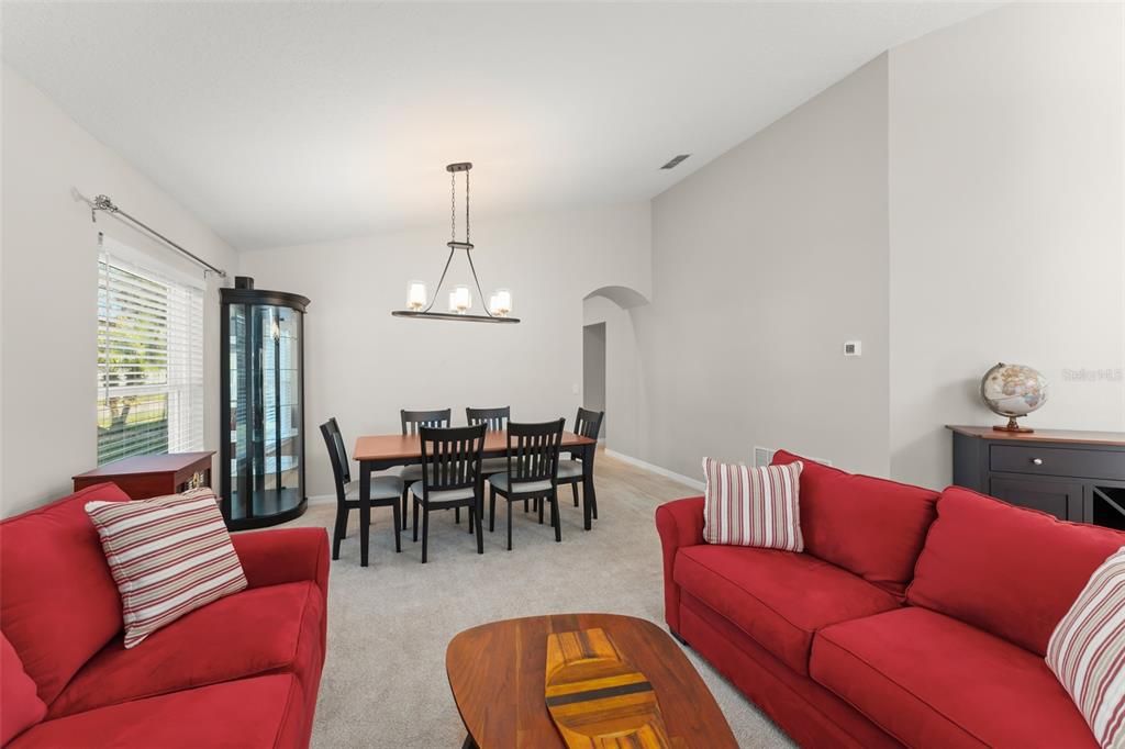 Под контрактом: $509,000 (4 спален, 2 ванн, 2045 Квадратных фут)