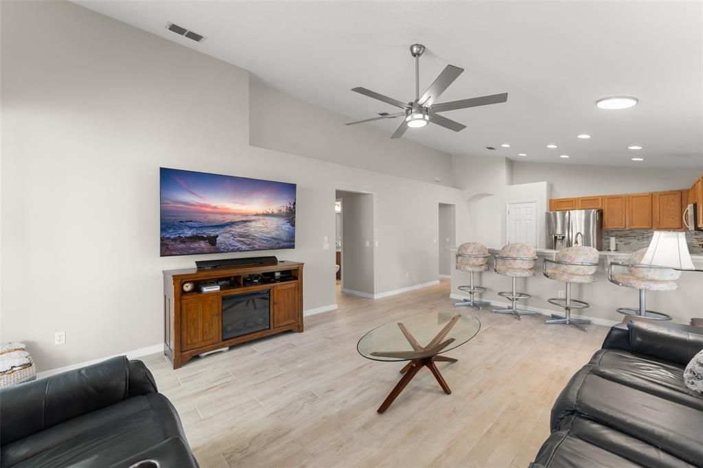 Под контрактом: $509,000 (4 спален, 2 ванн, 2045 Квадратных фут)