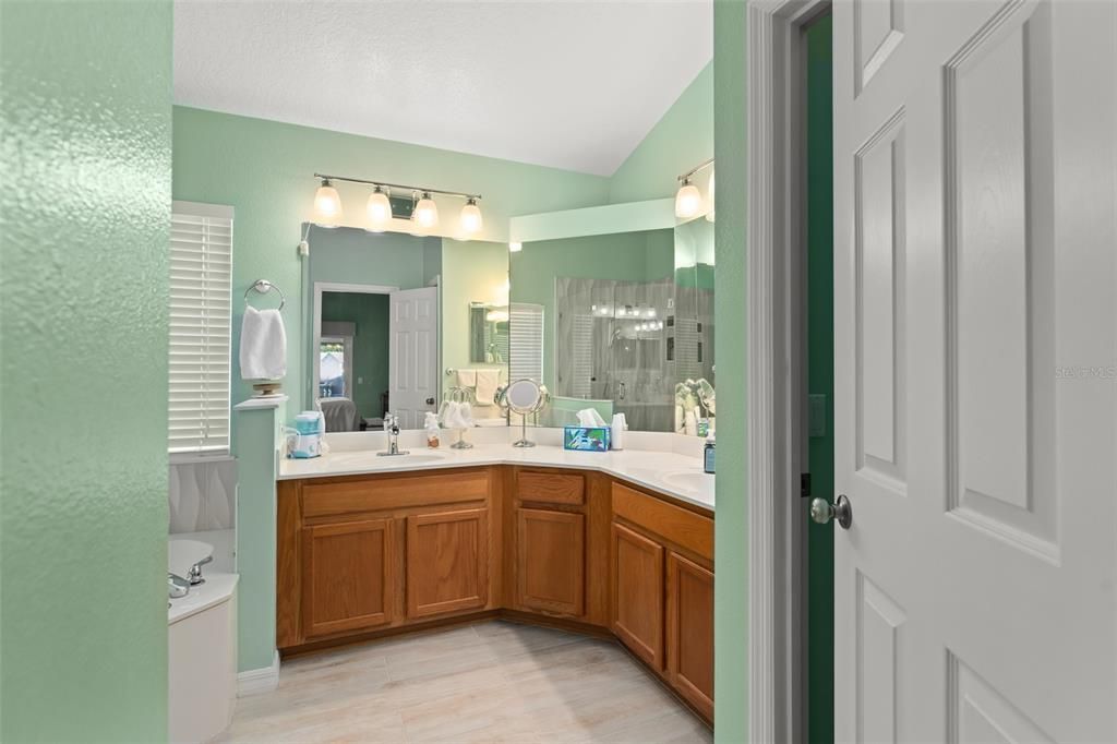 Под контрактом: $509,000 (4 спален, 2 ванн, 2045 Квадратных фут)