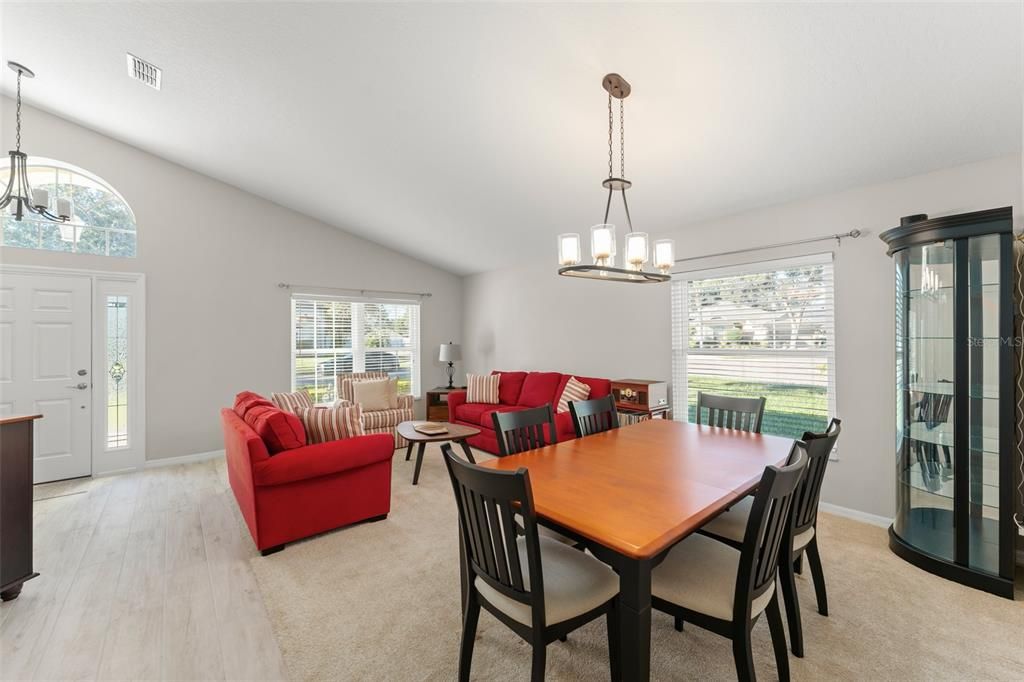 Под контрактом: $509,000 (4 спален, 2 ванн, 2045 Квадратных фут)