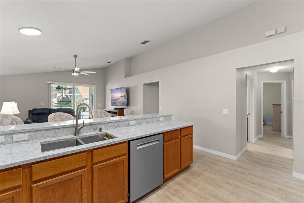 Под контрактом: $509,000 (4 спален, 2 ванн, 2045 Квадратных фут)