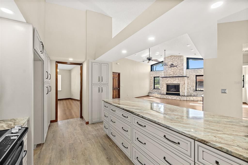 Под контрактом: $638,499 (4 спален, 3 ванн, 2916 Квадратных фут)