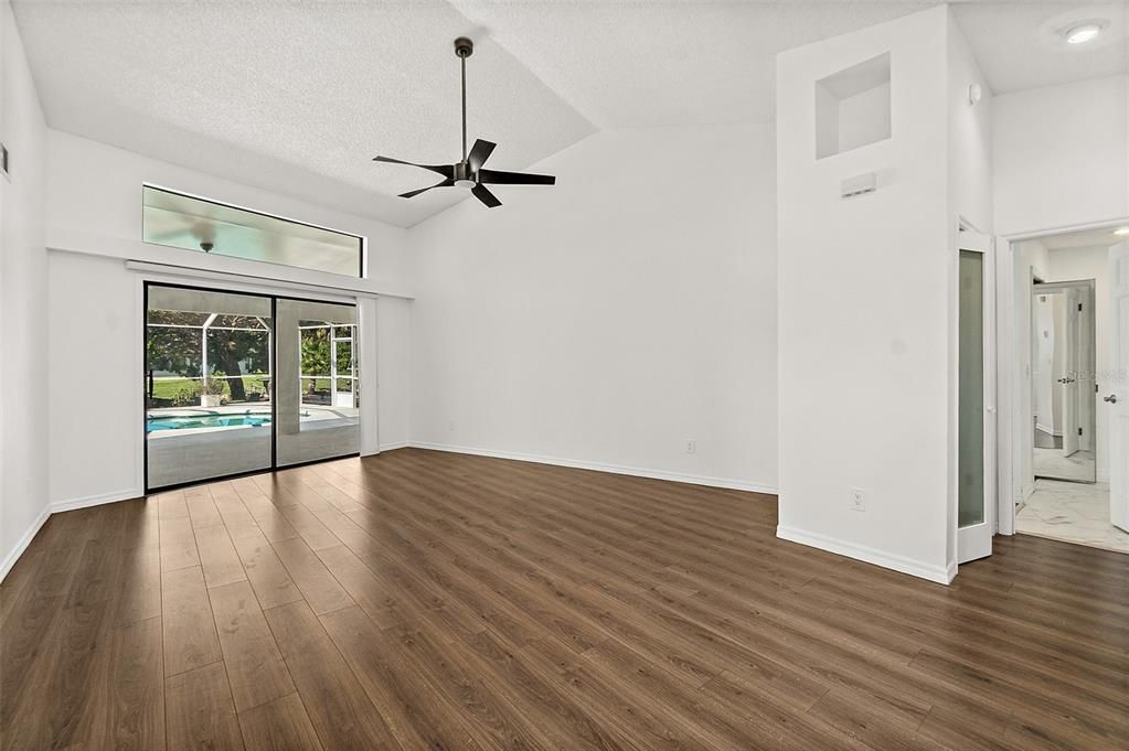 Под контрактом: $638,499 (4 спален, 3 ванн, 2916 Квадратных фут)