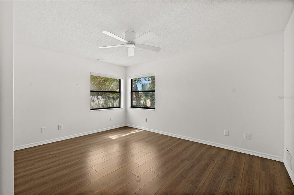 Под контрактом: $638,499 (4 спален, 3 ванн, 2916 Квадратных фут)