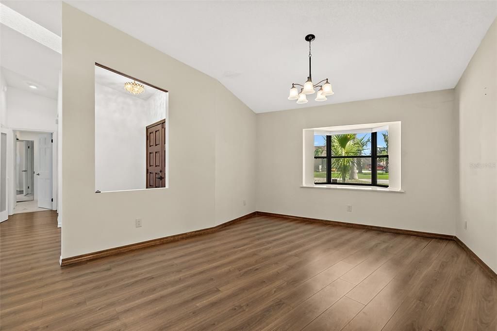 Под контрактом: $638,499 (4 спален, 3 ванн, 2916 Квадратных фут)