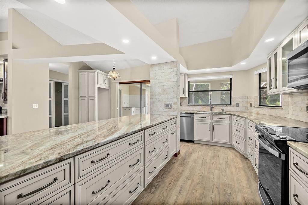 Под контрактом: $638,499 (4 спален, 3 ванн, 2916 Квадратных фут)