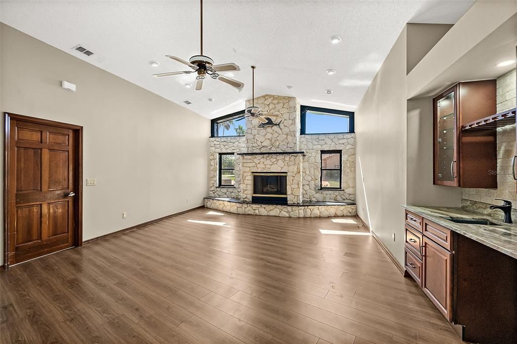 Под контрактом: $638,499 (4 спален, 3 ванн, 2916 Квадратных фут)