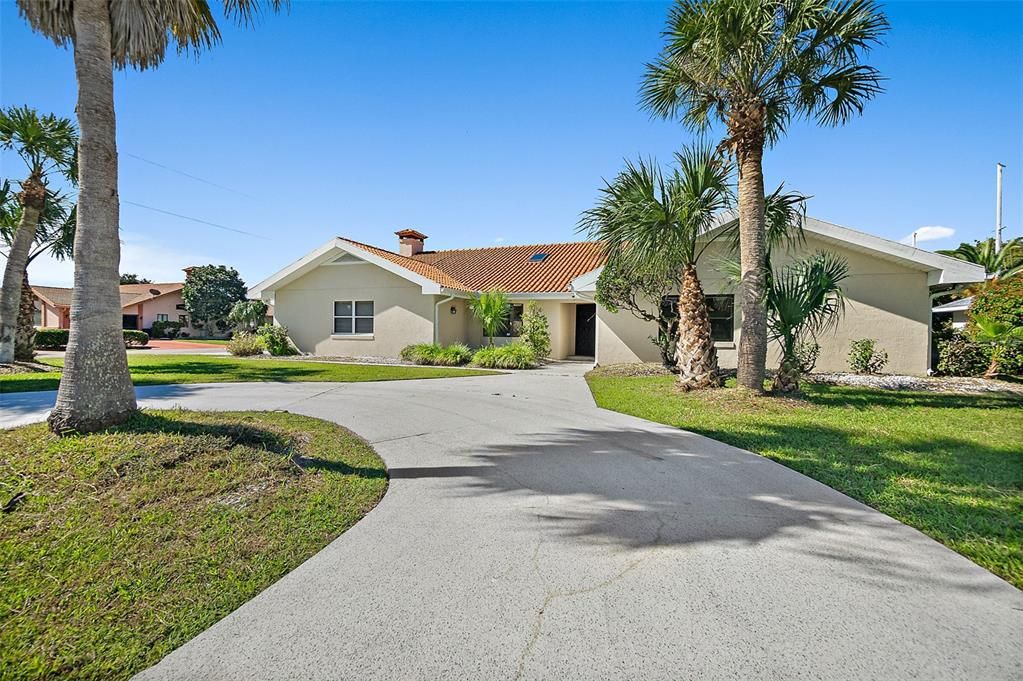 Под контрактом: $638,499 (4 спален, 3 ванн, 2916 Квадратных фут)