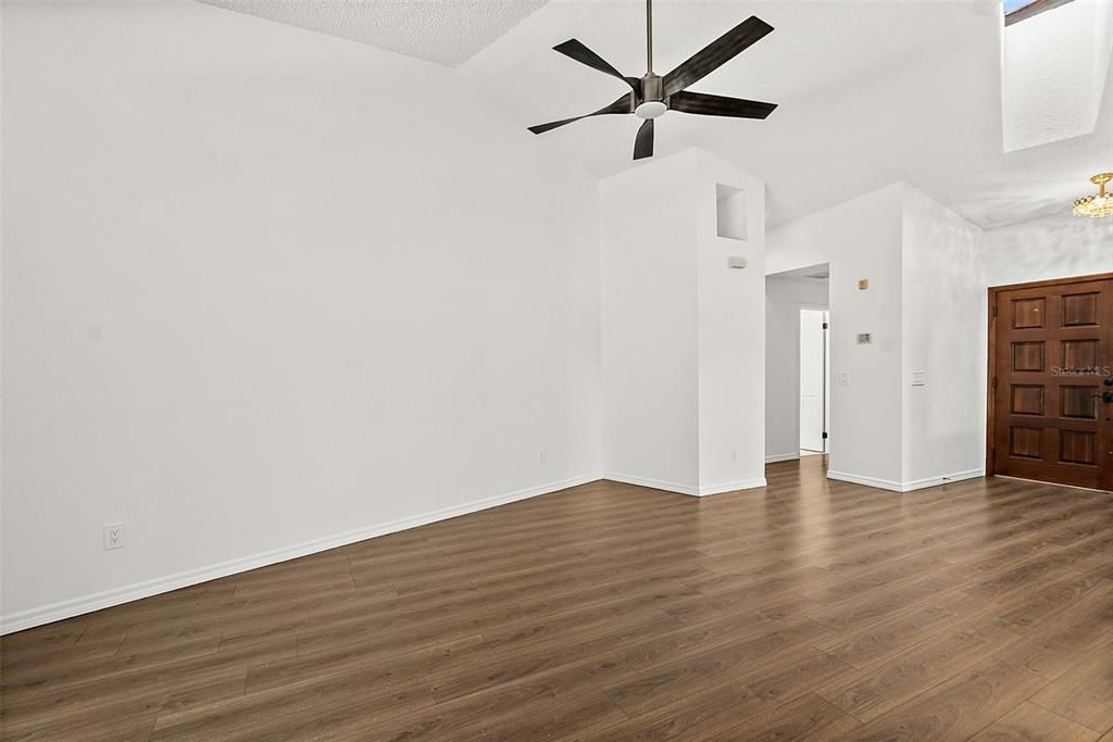 Под контрактом: $638,499 (4 спален, 3 ванн, 2916 Квадратных фут)