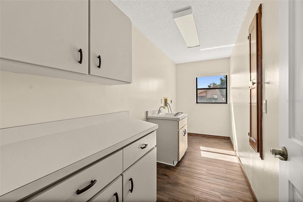 Под контрактом: $638,499 (4 спален, 3 ванн, 2916 Квадратных фут)