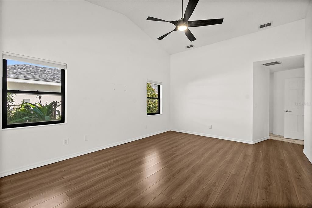 Под контрактом: $638,499 (4 спален, 3 ванн, 2916 Квадратных фут)