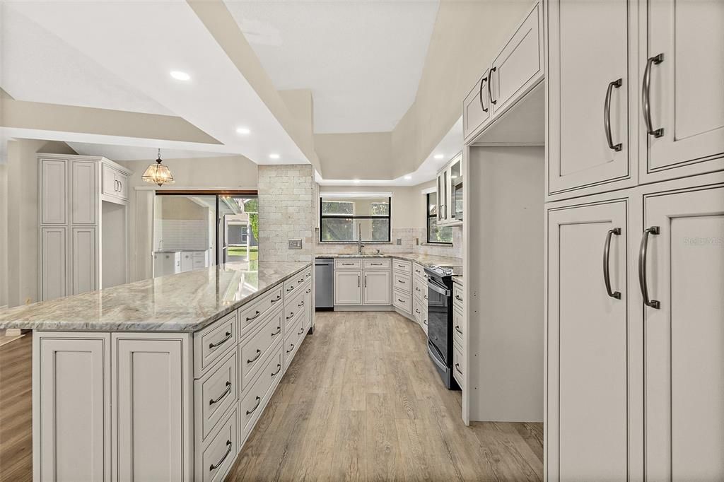 Под контрактом: $638,499 (4 спален, 3 ванн, 2916 Квадратных фут)