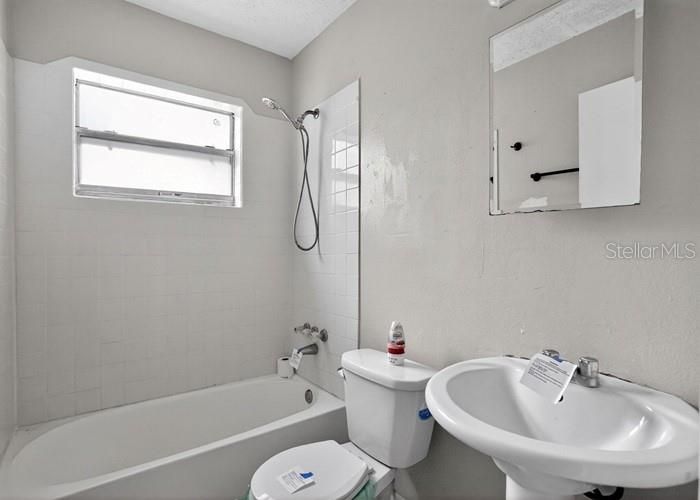 На продажу: $192,920 (2 спален, 1 ванн, 874 Квадратных фут)