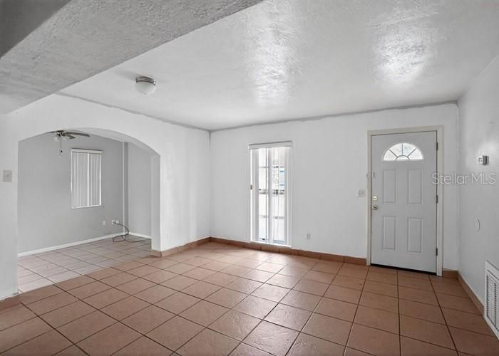 На продажу: $192,920 (2 спален, 1 ванн, 874 Квадратных фут)