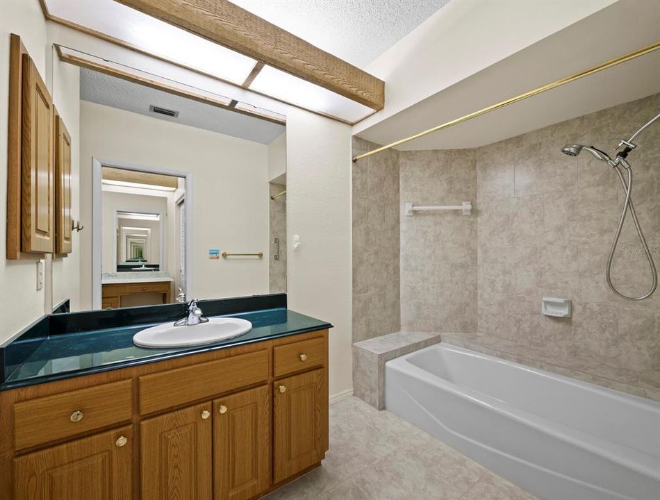 待售: $330,000 (3 贝兹, 2 浴室, 2000 平方英尺)