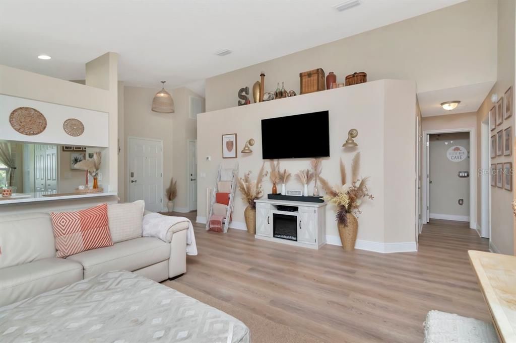 For Rent: $2,800 (3 beds, 2 baths, 1393 Square Feet)