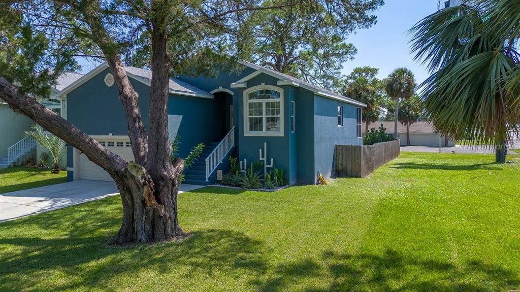 For Rent: $2,800 (3 beds, 2 baths, 1393 Square Feet)