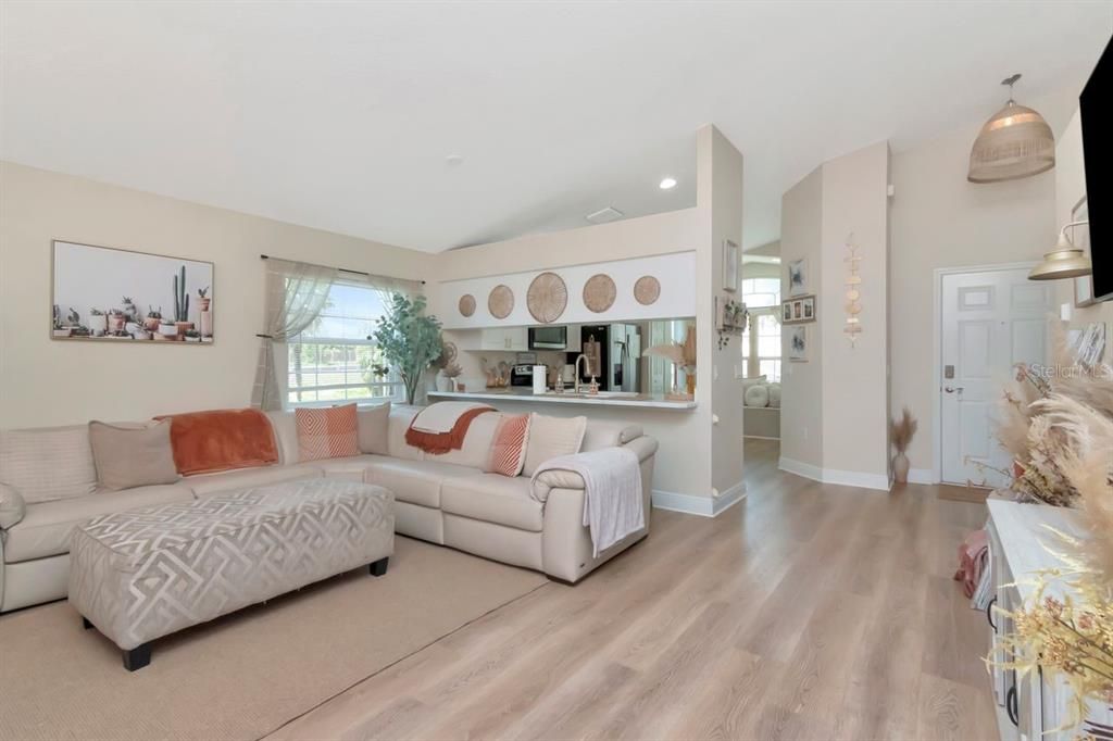 For Rent: $2,800 (3 beds, 2 baths, 1393 Square Feet)