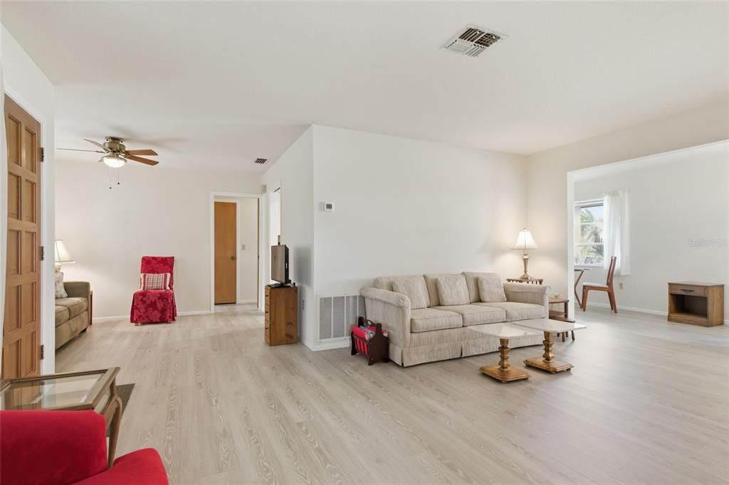 For Sale: $245,900 (2 beds, 2 baths, 1416 Square Feet)