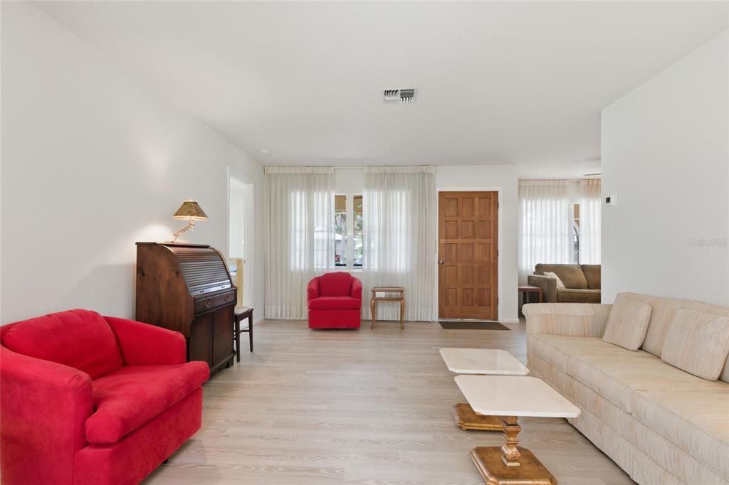 For Sale: $245,900 (2 beds, 2 baths, 1416 Square Feet)