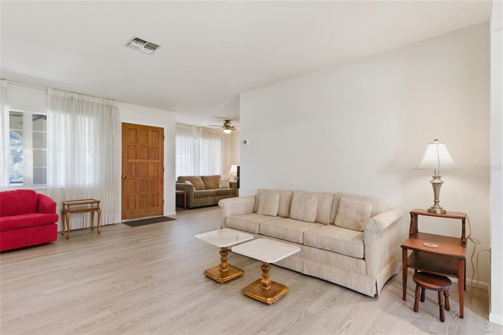 For Sale: $245,900 (2 beds, 2 baths, 1416 Square Feet)