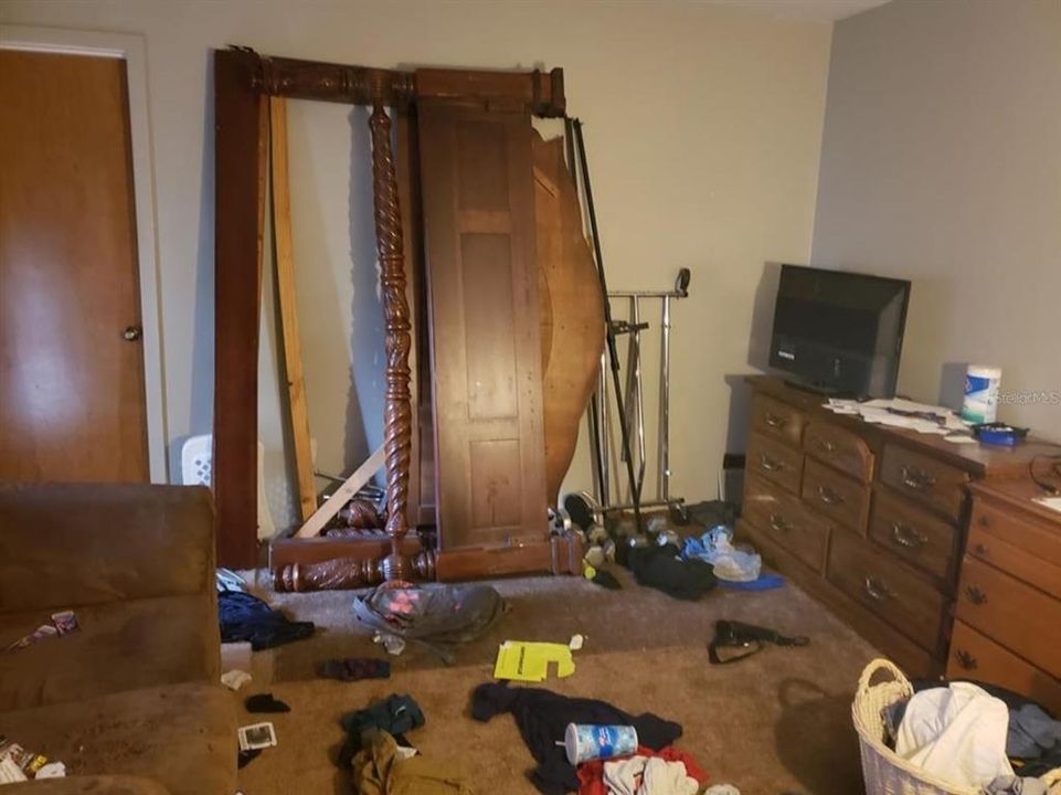 Activo con contrato: $341,999 (5 camas, 4 baños, 4563 Pies cuadrados)