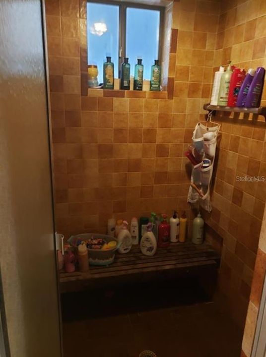 Activo con contrato: $341,999 (5 camas, 4 baños, 4563 Pies cuadrados)