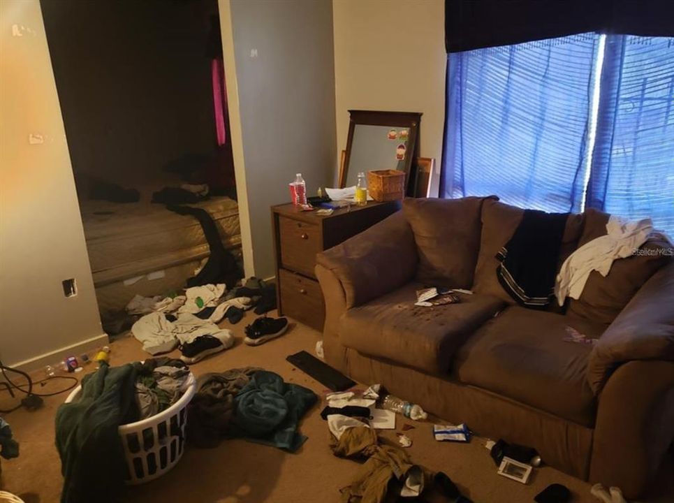 Activo con contrato: $341,999 (5 camas, 4 baños, 4563 Pies cuadrados)