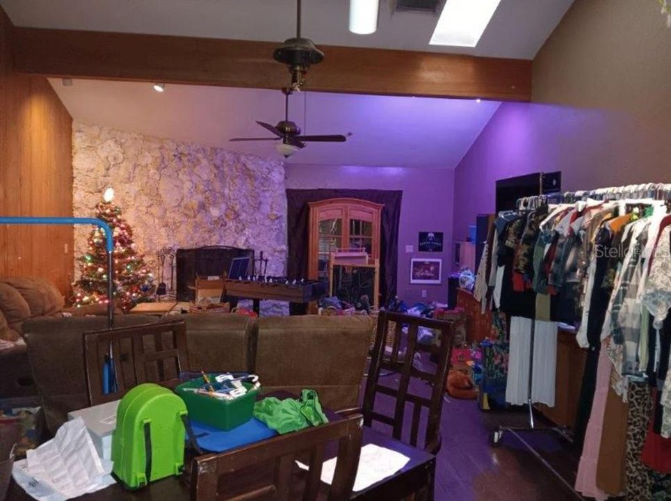 Activo con contrato: $341,999 (5 camas, 4 baños, 4563 Pies cuadrados)