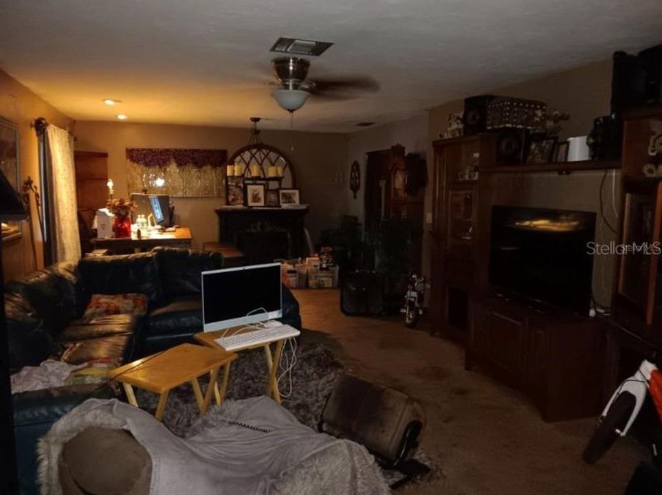 Activo con contrato: $341,999 (5 camas, 4 baños, 4563 Pies cuadrados)