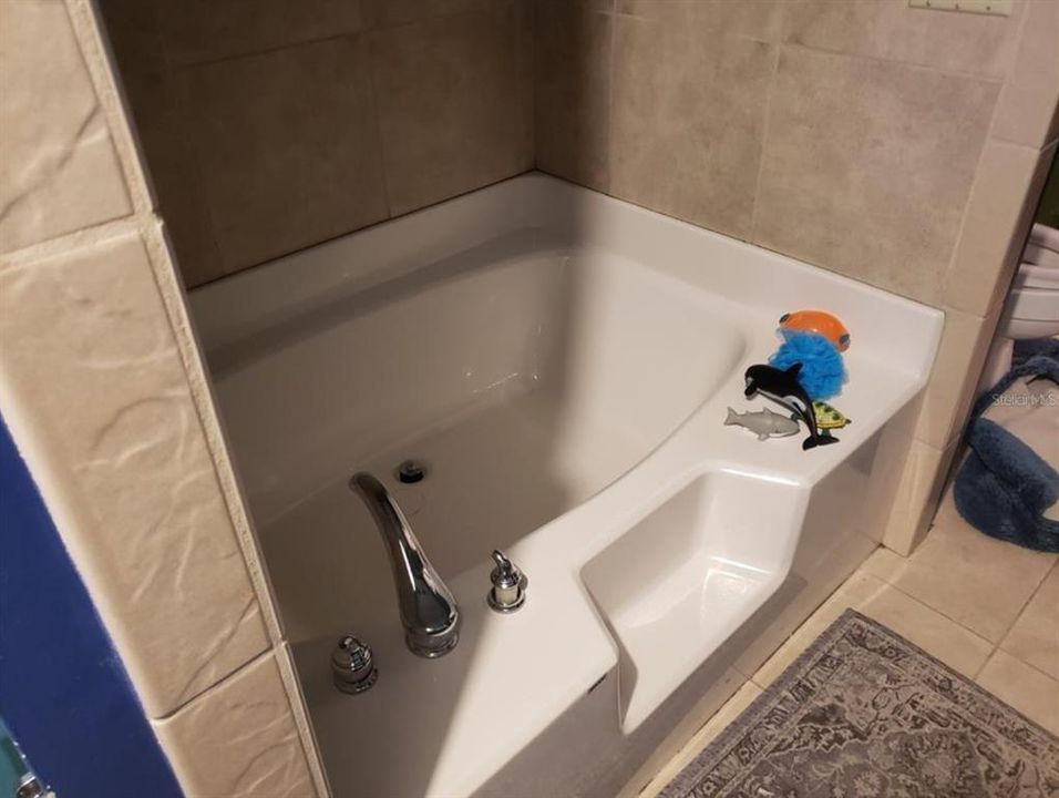 Activo con contrato: $341,999 (5 camas, 4 baños, 4563 Pies cuadrados)