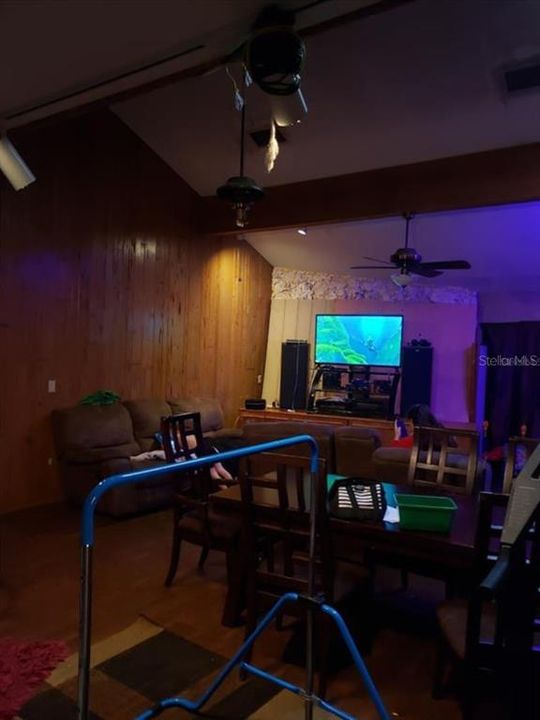 Activo con contrato: $341,999 (5 camas, 4 baños, 4563 Pies cuadrados)