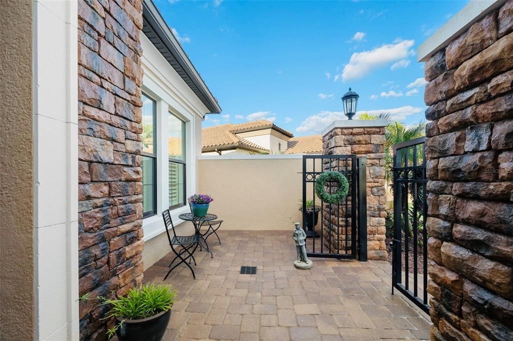 For Sale: $715,000 (3 beds, 3 baths, 2305 Square Feet)