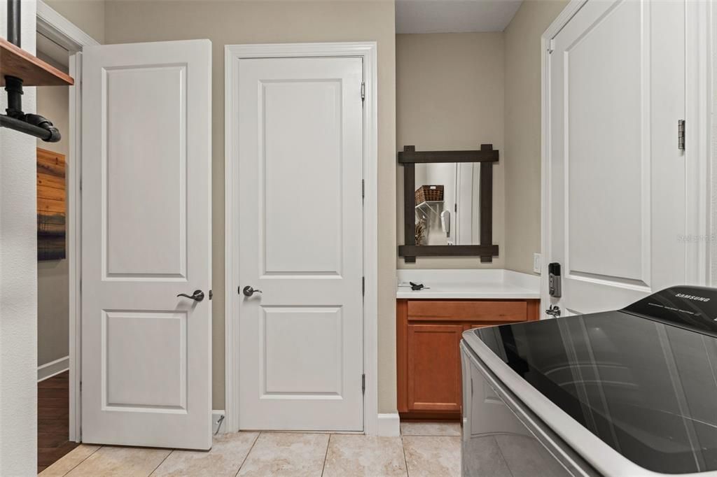 For Sale: $715,000 (3 beds, 3 baths, 2305 Square Feet)